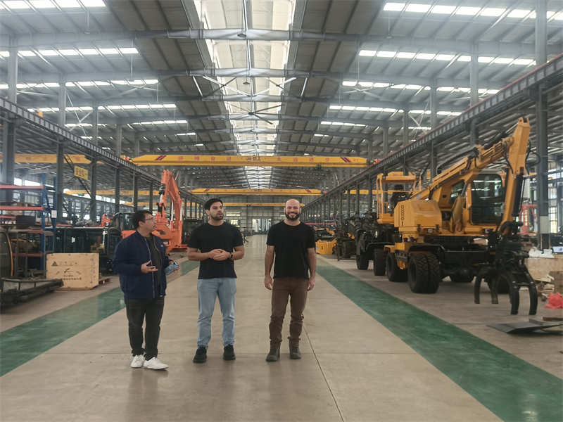 Walaupun pameran telah tamat, haba mekanikal JINGGONG tidak berkurangan! Pelanggan luar negara berpusu-pusu melawat kilang dan pandu uji sendiri untuk merasai daya tarikan produk tersebut. Bab baru