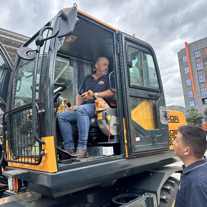 Jinggong Construction Machinery Company received a delegation of important customers and industry partners from South Africa.